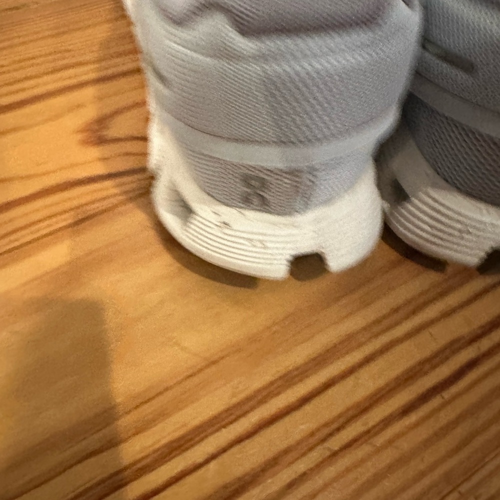 On Cloud Women's Sneakers in Light Gray/White - Picture 4 of 5